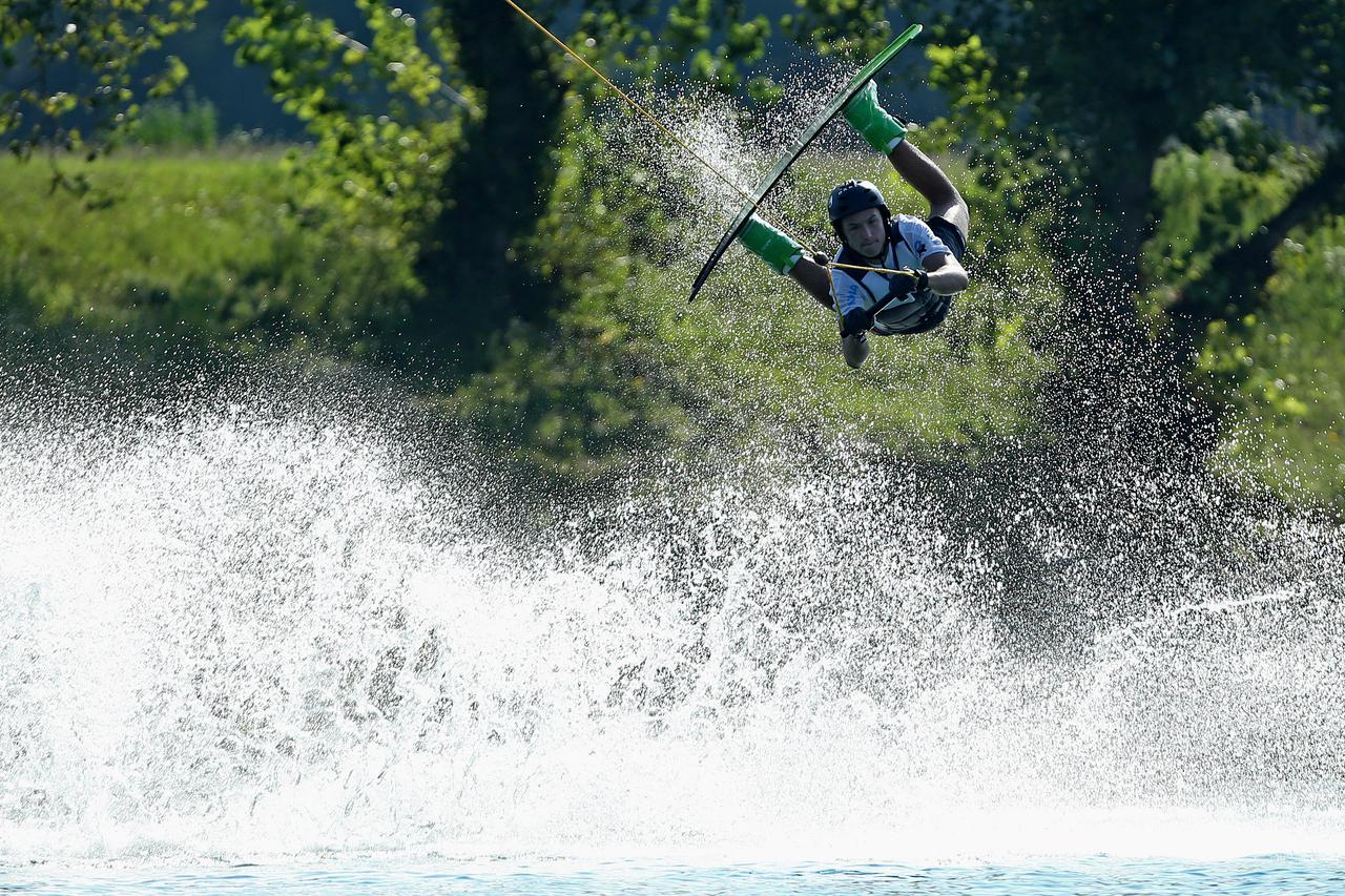 07.08.2014.,  Zagreb - Rijetki gradjani odlucili su provesti suncan ljetni dan na jezeru Jarun. Vratolomije na wakeboardu u Wake Parku Jarun.  Photo: Igor Kralj/PIXSELL