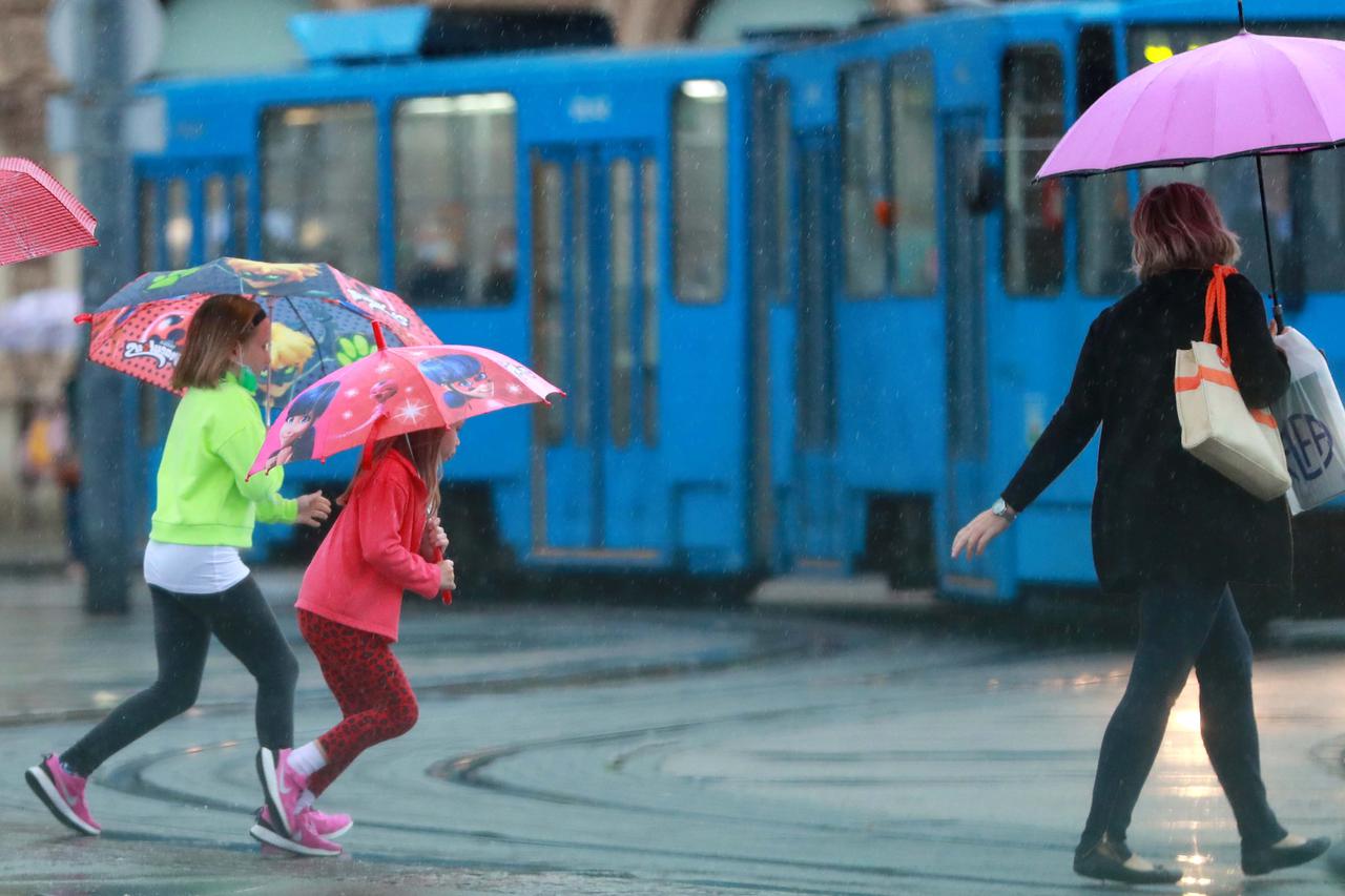 Zagreb: U središte grada stiglo zahlađenje i kiša