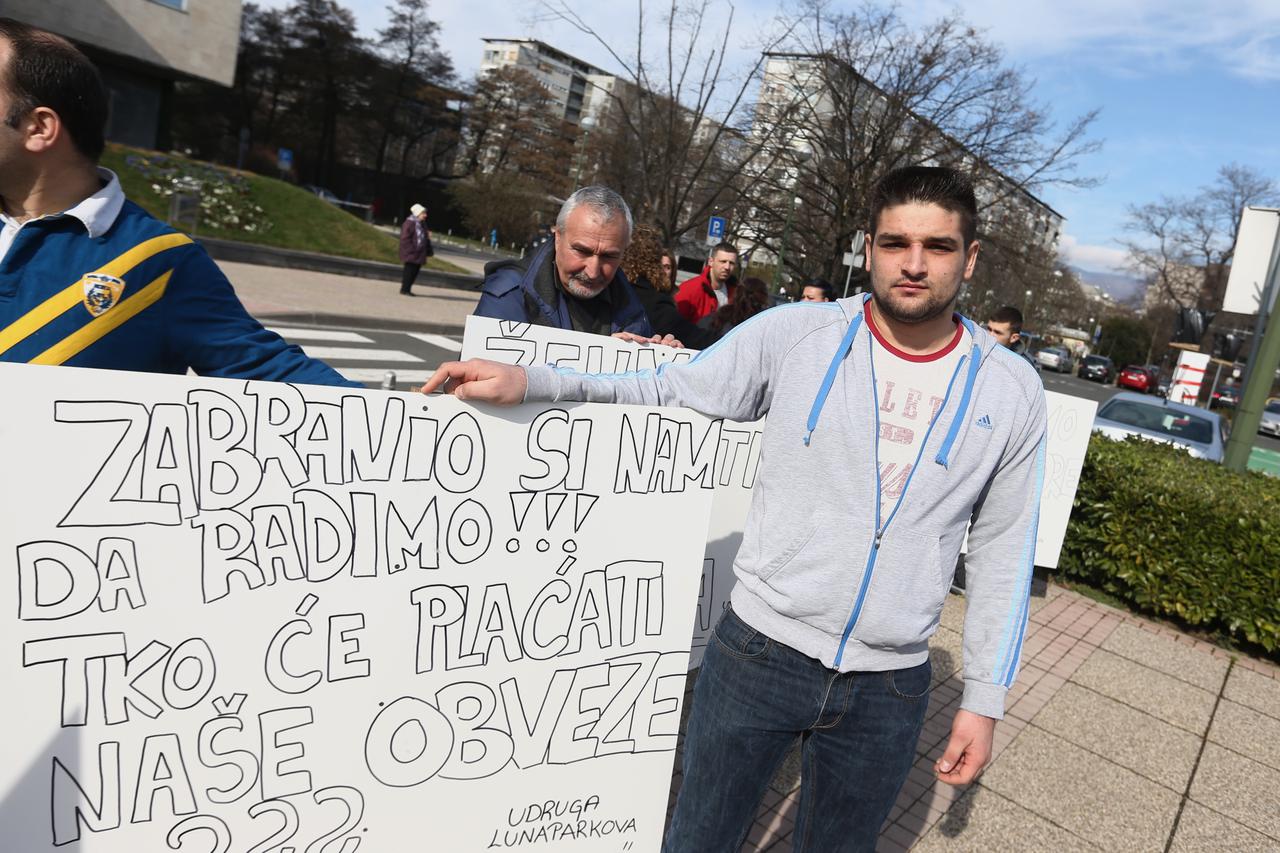 22.02.2016., Zagreb  -Prosvjed  vlasnika lunaparkova ispred Gradskog poglavarstva zbog odluke Grada da se ne izdaju dozvole za postavljanje lunaparkova u Gradu Zagrebu. Filip Berger Photo: Zeljko Lukunic/PIXSELL