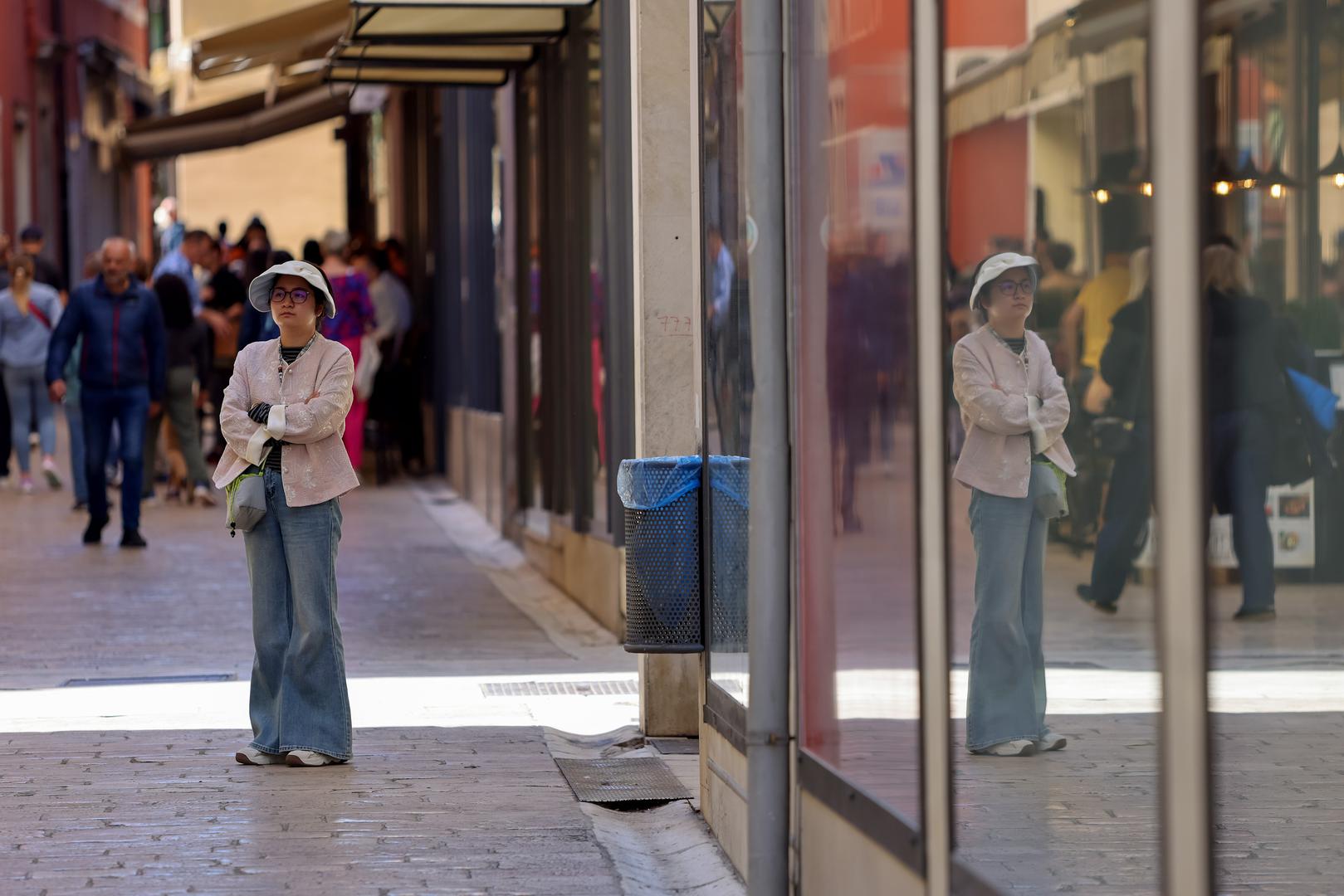Grad je oživio u vedrom, gotovo ljetnom ritmu, dajući naslutiti dolazak toplijih dana.