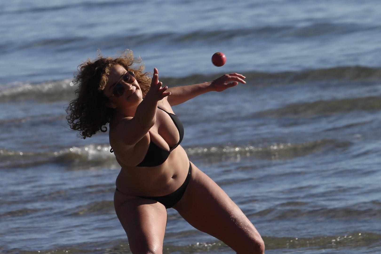 Oni najhrabriji su se odvažili zaigrati picigin na Bačvicama.