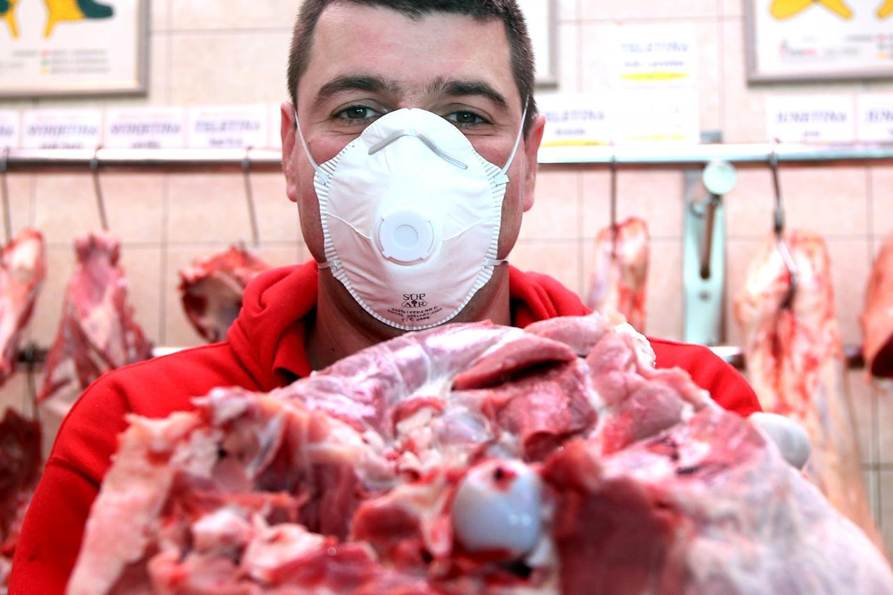 Šibenik: Mesari se drže svih pravila zastite i rade sa propisanom opremom i maskama