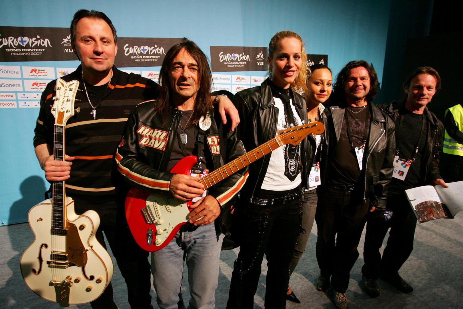 Dado Topić je osim pjevača, skladatelj, tekstopisac, aranžer i gitarist, a u svojoj dugoj karijeri surađivao je s brojnim poznatim bendovima i glazbenicima, uključujući "Parni valjak" te bend "Dragonfly" s kojim je 2007. godine predstavljao Hrvatsku na Eurosongu s pjesmom "Vjerujem u ljubav". 