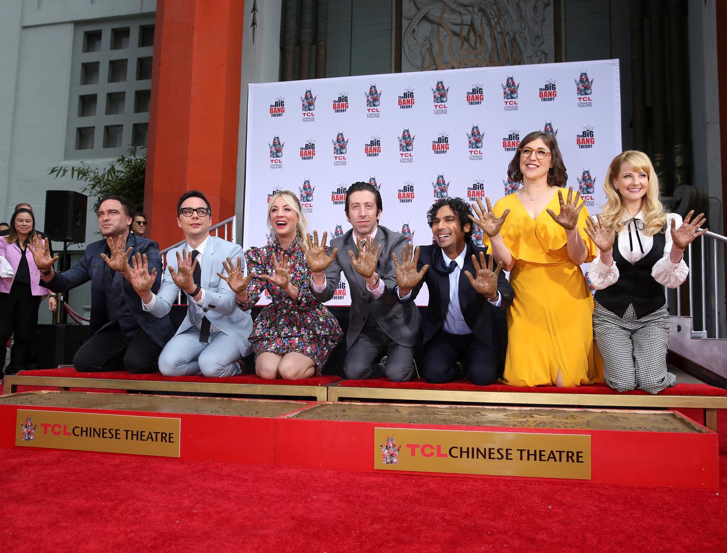 Svećanošću na kojoj su svi glavni glumci nagrađivane TV-serije "Teorija velikog praska" ostavili svoje otiske u cementu ispred povijesnog Chinese Theatrea u New Yorku, obilježen je završetak serije koja će se prestati snimati nakon 12 sezona. 