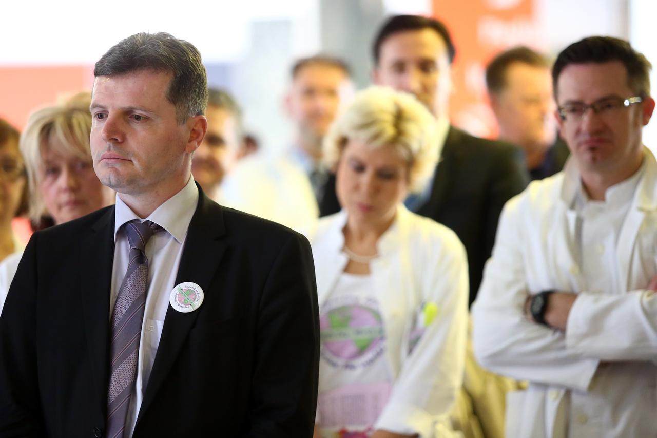 29.03.2016., Zagreb - U predvorju glavne zgrade KBC-a Zagreb Ministar zdravlja Dario Nakic i strucnjaci na obiljezavanju Ljubicastog dana.  Ljubicasti dan  ili Purple day   je dan pruzanja podrske osobama s epilepsijom. Obiljezava se 26. ozujka na svim  k