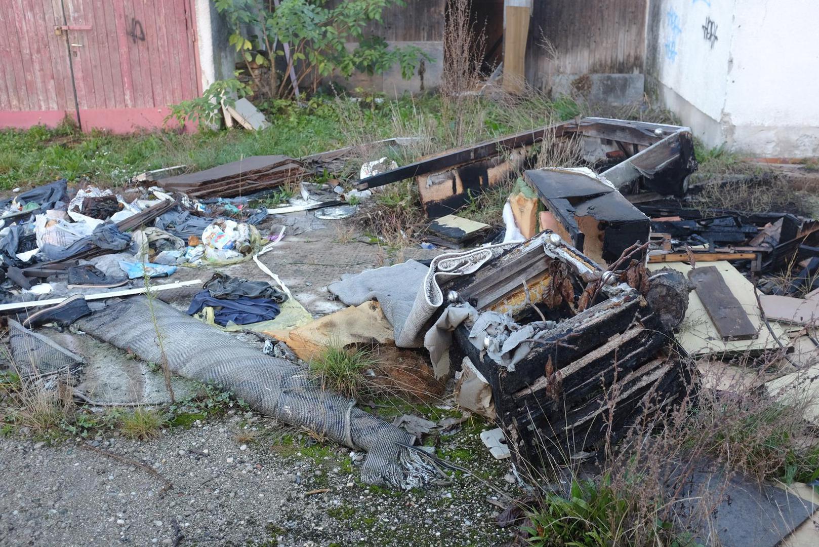 kao privremena crkva župe Svetog Pavla u Retkovcu nakon godina nebrige i požara propada.
