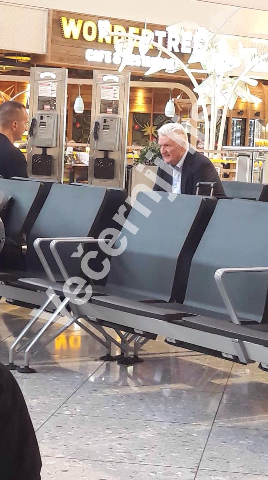 Ivica Todorić čeka zrakoplov za Zagreb u zračnoj luci u Londonu