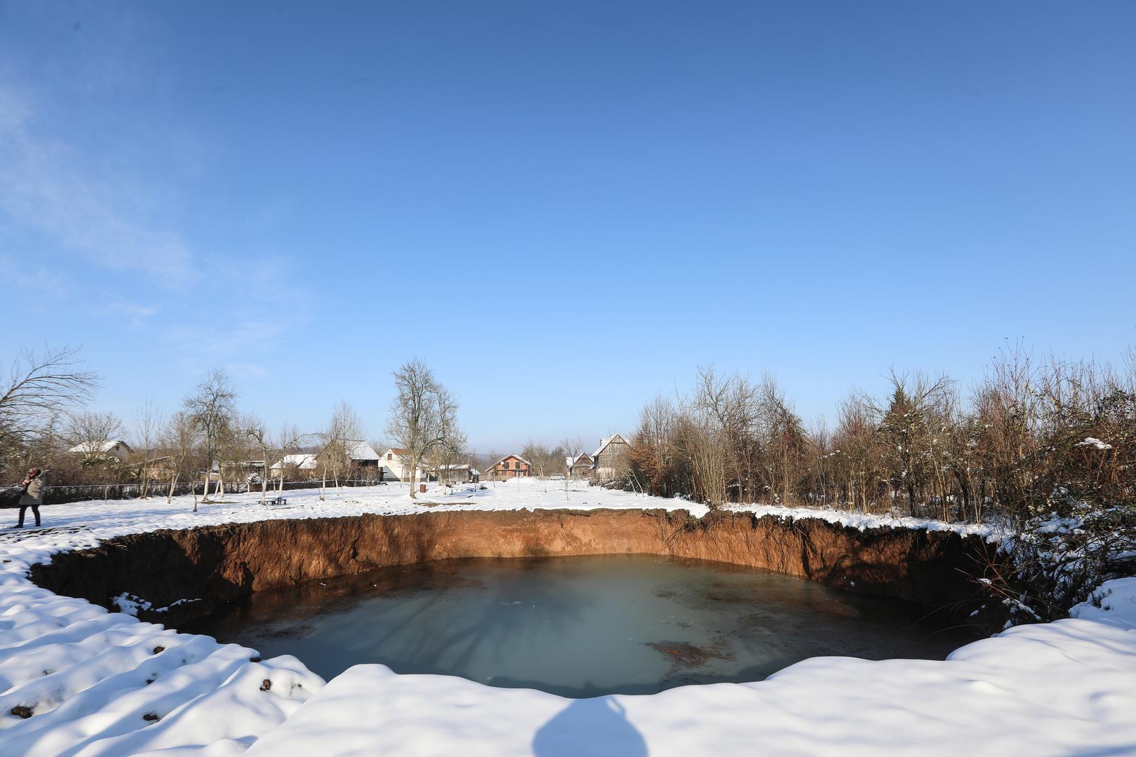 02.02.2021., Petrinja - Na podrucju sela Mecencani u potresom tesko pogodjenoj Sisacko-moslavackoj zupaniji pojavile su se rupe koje predstavljaju opasnost za tamosnje stanovnistvo. U zadnjih dvadeset i cetri sata pojavile su nove pukotine i rupe tako da ih je do sada preko sedamdeset. Najveca rupa  u promjeru ima preko 25 metara, koja zabrinjava i Iliju Blatincica mjestanina Mecencana cija je kuca u neposrednoj blizini. Photo: Robert Anic/PIXSELL