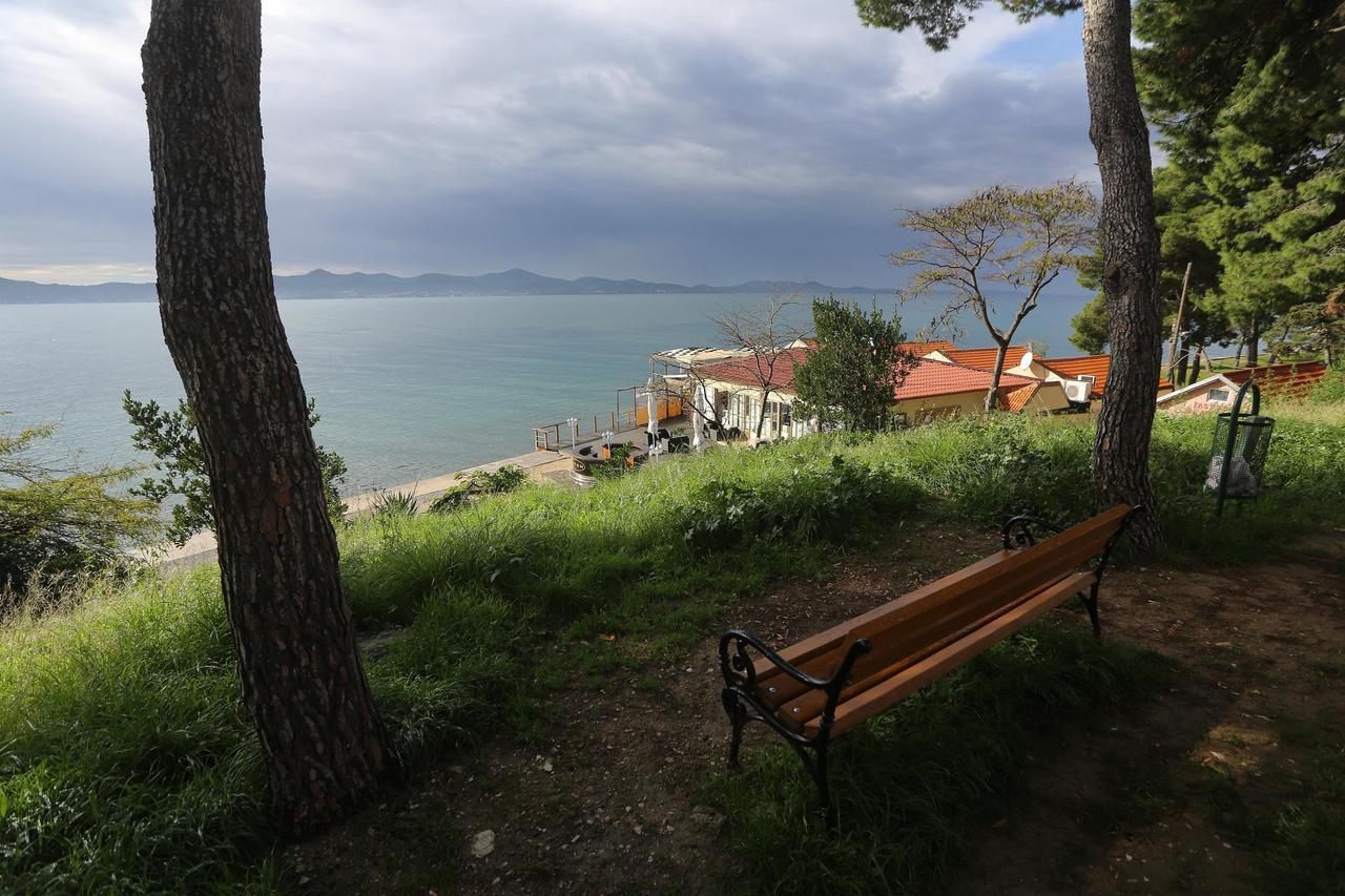Zadar: Ispred noćnog kluba Hitch Bar petorica mladića navodno silovala djevojku