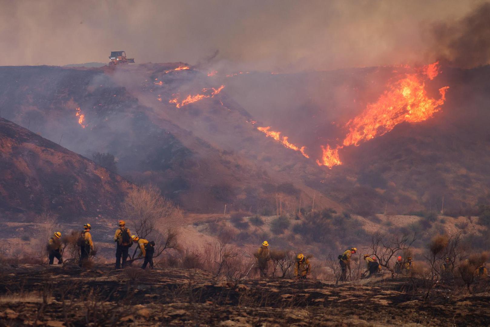 Firefighters work as the Hughes Fire burns in Castaic Lake, California, U.S. January 22, 2025. REUTERS/David Swanson Photo: DAVID SWANSON/REUTERS
