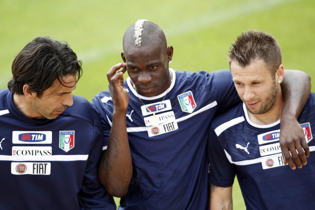 'Italy\'s national soccer players Gianluigi Buffon (L), Mario Balotelli (C) and Antonio Cassano talk during a training session in Coverciano, near Florence, May 30, 2012. Italy start their Euro 2012 G
