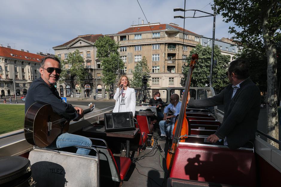 Filmmusicorkestar za Zagrepčane svirao s krova turističkog autobusa