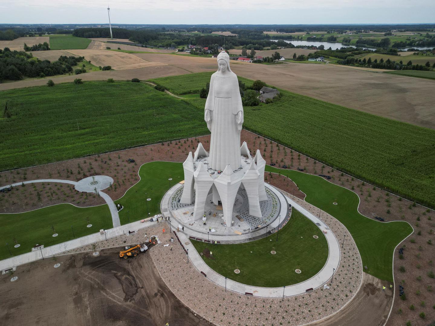 Sama statua visoka je 40,6 metara, a postolje u obliku krune visoko je 15 metara