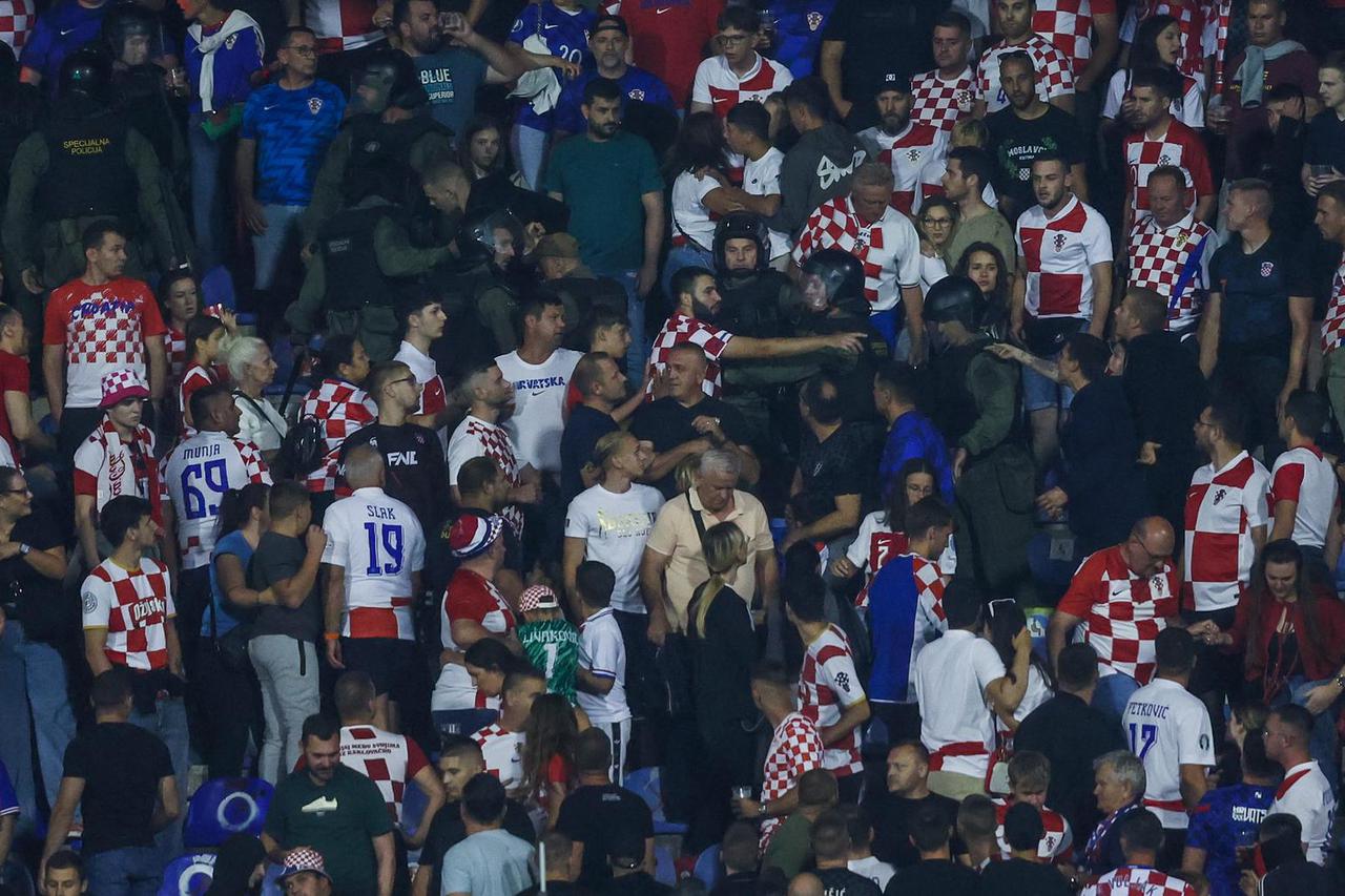 Atmosfera na tribinama tijekom susreta Hrvatske i Crne Gore u kvalifikacijama za Svjetsko prvenstvo