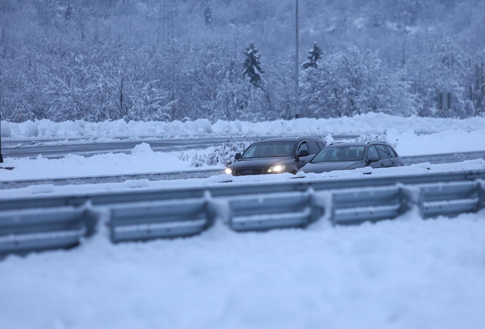 Ceste su očišćene, a promet se odvija normalno u svim smjerovima.