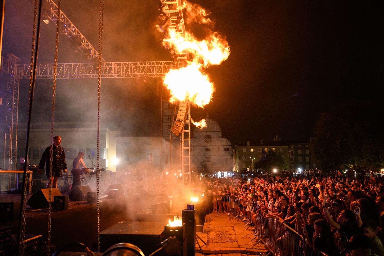 Nakon njega, pozornicu je preuzela zvijezda u usponu, Miach, i atmosferu podgrijala numerama kao što su “Led”, “NLO”, “Insomnia”, “Fantazija”, a veliko finale večeri pripalo je Baby Lasagni.