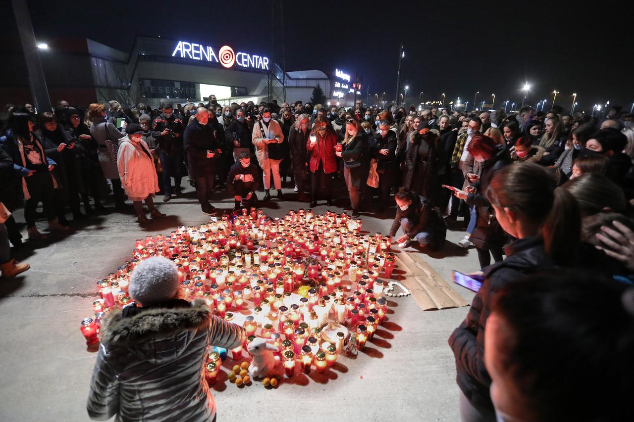 Zagreb: Obožavatelji se ispred Arene opraštaju od Balaševića pjesmom i paljenjem svijeća