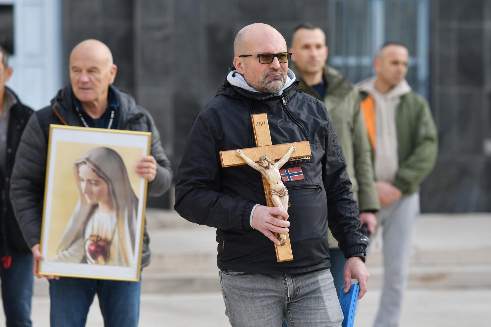 Za: "mir u svijetu i domovini, za obraćenje i jedinstvo hrvatskog naroda te za, prestanak bogopsovke, za muškarce – da postanu duhovni autoriteti u obitelji koji će hrabro svjedočiti i prenositi katoličku vjeru, za prestanak pobačaja i otvorenost bračnih parova životu, za predbračnu čistoću, za čednost u odijevanju i ponašanju te za obnovu katoličkih brakova, za svete, autentične i beskompromisne crkvene pastire i nova duhovna zvanja te za duše u čistilištu i umiruće."