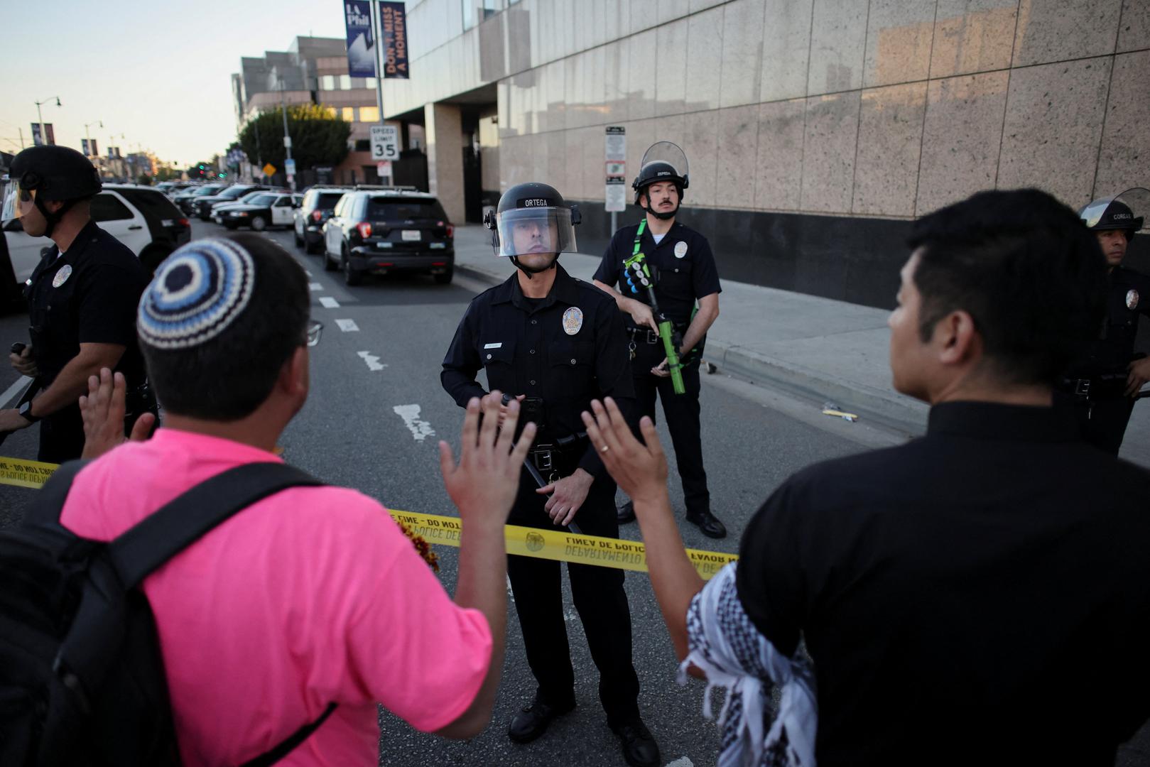 Neki od njih hodali su odjeveni u kostime pingvina, jastoga ili nilskog konja, dok su drugi ponosno mahali američkom zastavom kao odgovor na napade zdesna.  Diljem zemlje na povorkama su se vidjeli razni posteri s Donaldom Trumpom odjevenim kao Staljin, engleski kralj ili čak Kralj Sunce Luj XIV., a odjekivali su i pozivi republikancima da napuste vlast. 