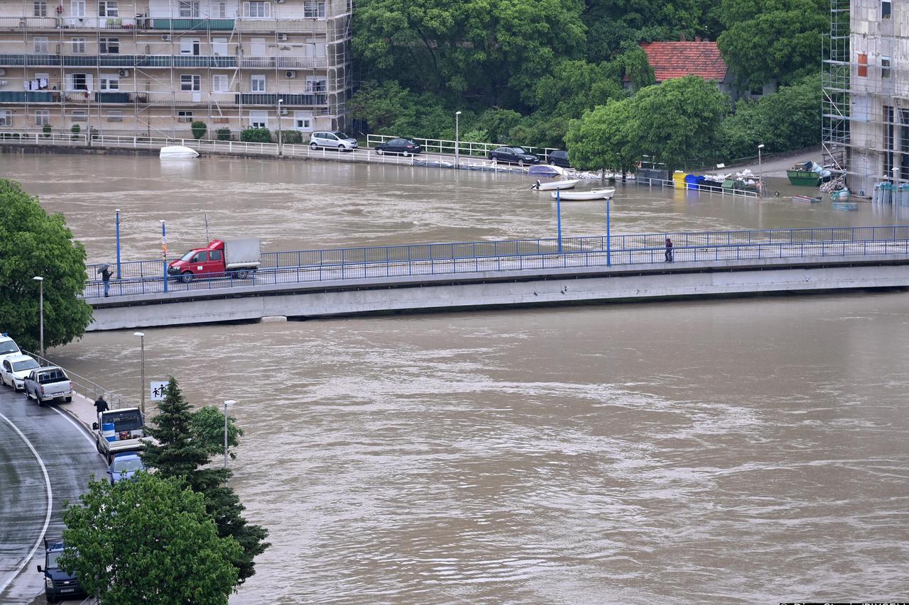 Obrovac: Građani uz pomoć vatrogasaca i dalje se bore s vodom u poplavljenom Obrovcu