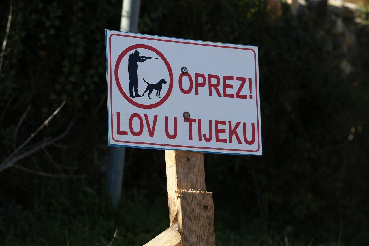Krk: Ploča s upozorenjem da je lov u tijeku