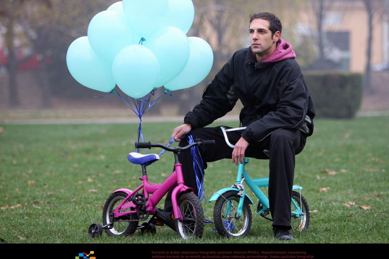 Božidar Katić u Parku stara trešnjevka s biciklima (1)