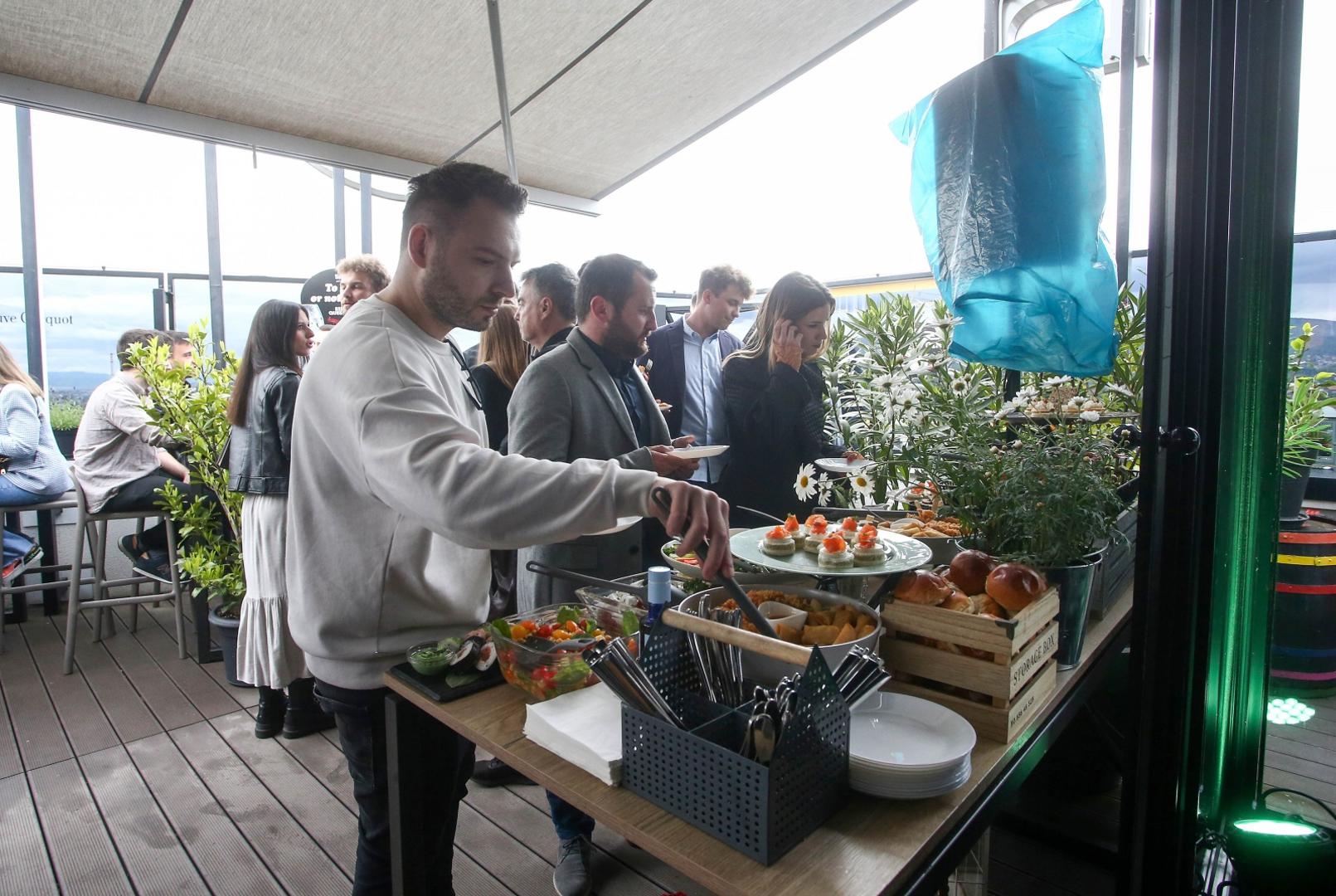 13.05.2021., Zagreb - U restoranu Rooftop Lateral u Strojarskoj 20 odrzan je prvi pilot projekt - vecera bez epidemioloskih mjera, u organizaciji Nezavisne udruge ugostitelja u suradnji s Nacionalnim stozerom civilne zastite RH i Hrvatski zavodom za javno zdravstvo. Photo: Matija Habljak/PIXSELL