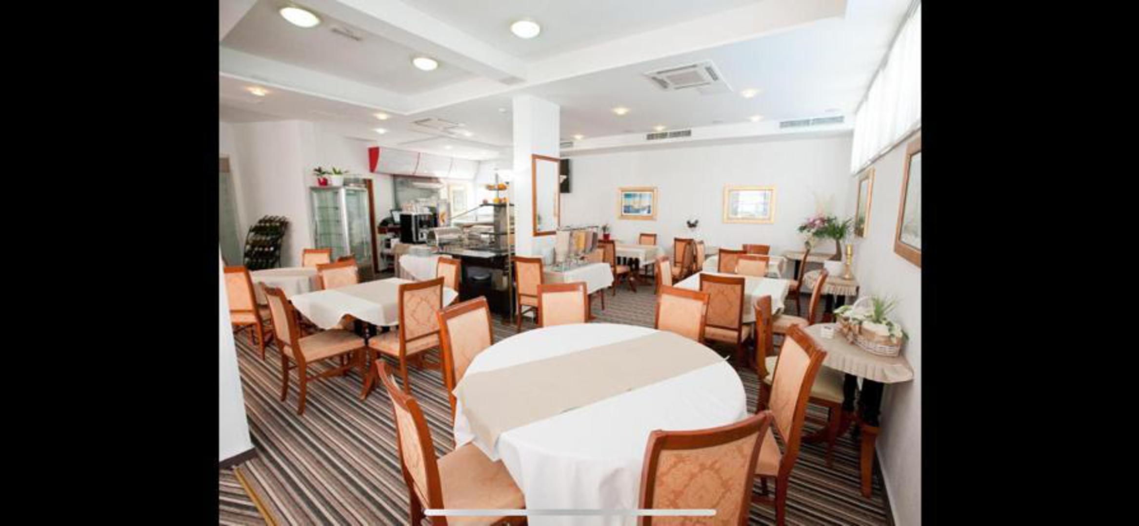 Hotel je smješten u gradskoj četvrti Arbanasi, otprilike 400 metara udaljen od plaže Kolovare te oko 2 kilometra od povijesne jezgre Zadra.