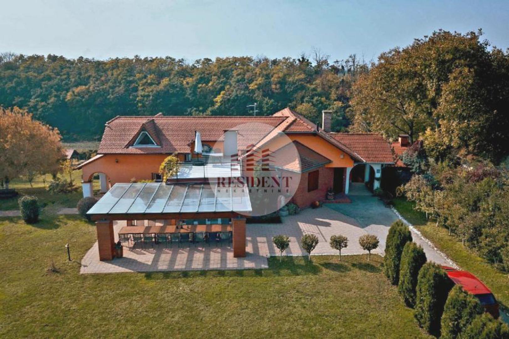 U potkrovlju se nalazi manji prostor za boravak, dvije spavaće sobe, kupaonica i prostrana terasa s panoramskim pogledom na okolnu slavonsku ravnicu.