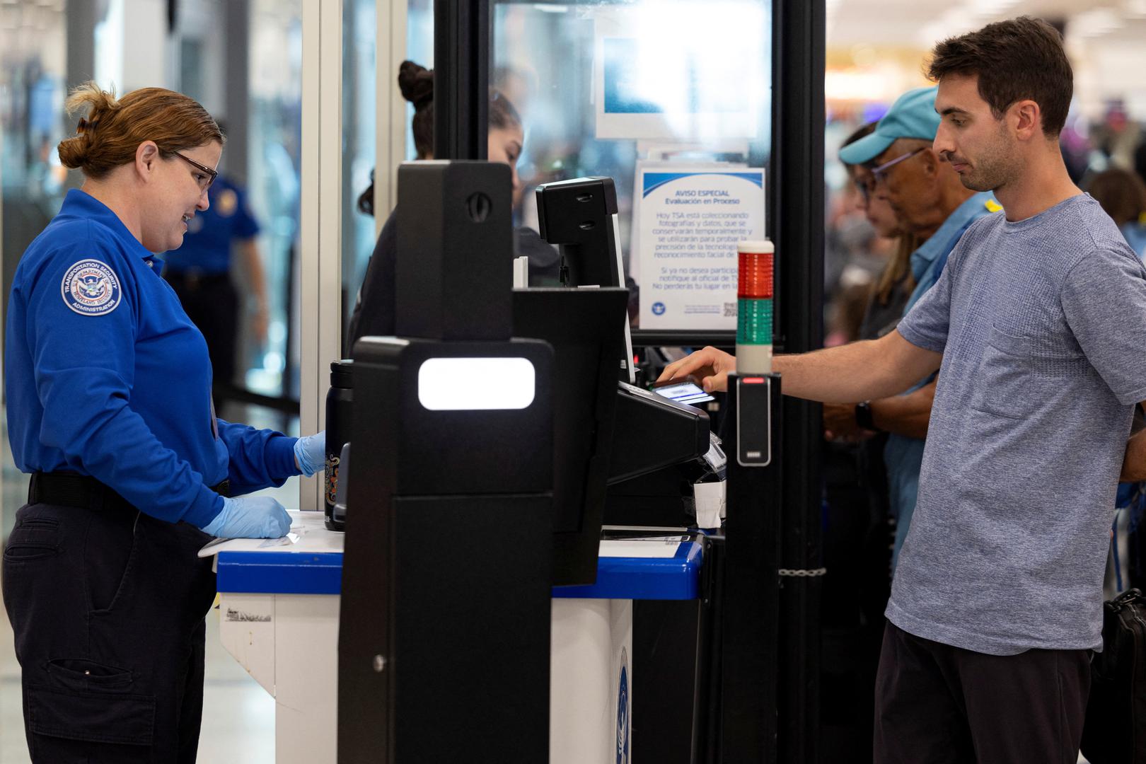 Zakoni se uvelike razlikuju od zemlje do zemlje. Na nekim mjestima odbijanje otključavanja uređaja može dovesti do novčanih kazni, zadržavanja ili čak kaznenih prijava. Na drugim mjestima vlasti mogu pretraživati uređaje, ali ne mogu kazneno goniti putnike isključivo zbog odbijanja da otkriju lozinke.