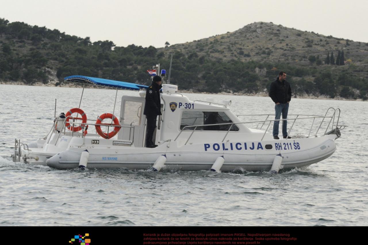 \'04.12.2010.,Sibenik - Pomorska policija u ophodnji sibenskim kanalom. Photo: Hrvoje Jelavic/PIXSELL\'