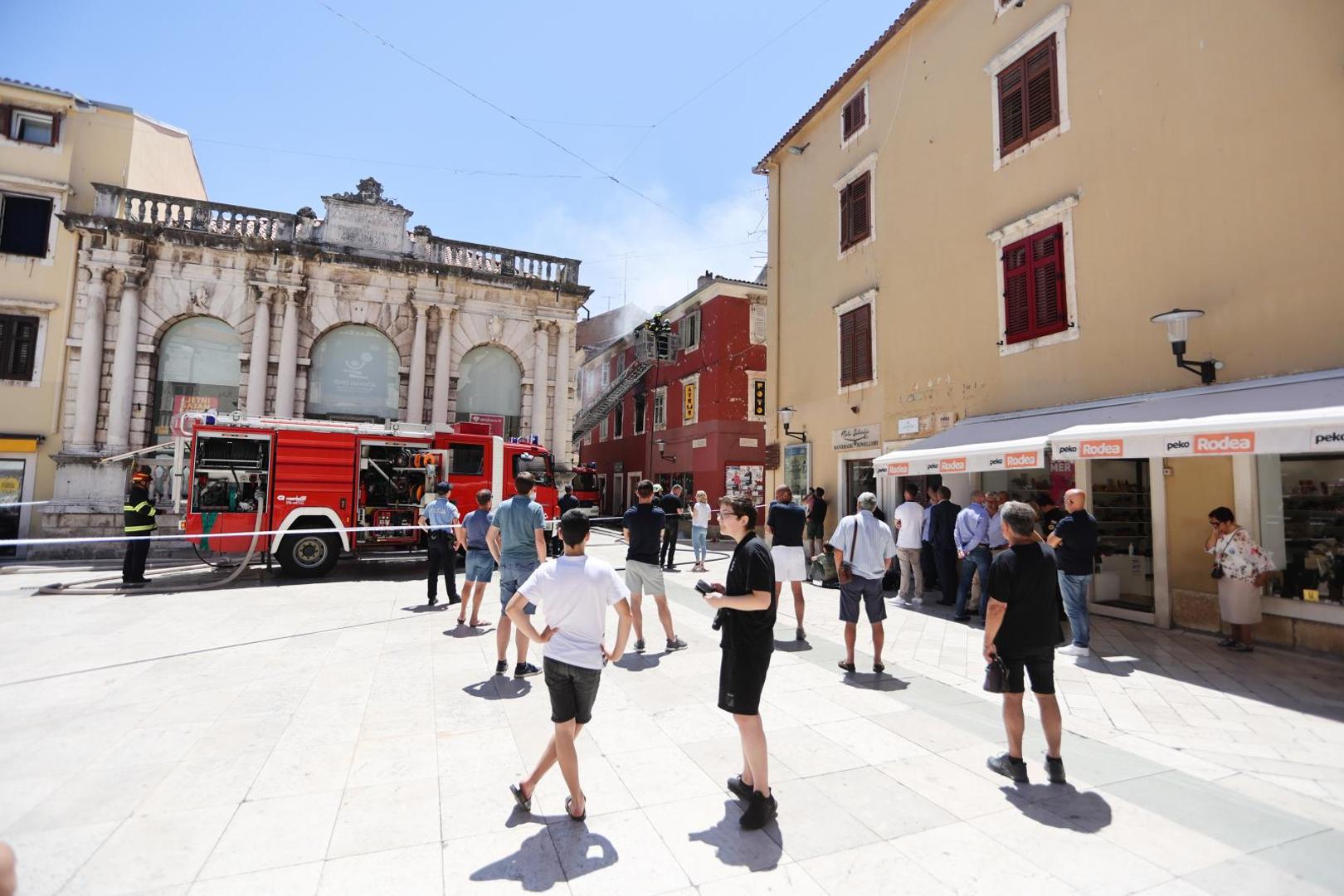 15.06.2021.Zadar- U centru Zadra izbio je pozar u stanu na drugom katu.Vatrogasci su na terenu
 Photo: Marko Dimic/PIXSELL