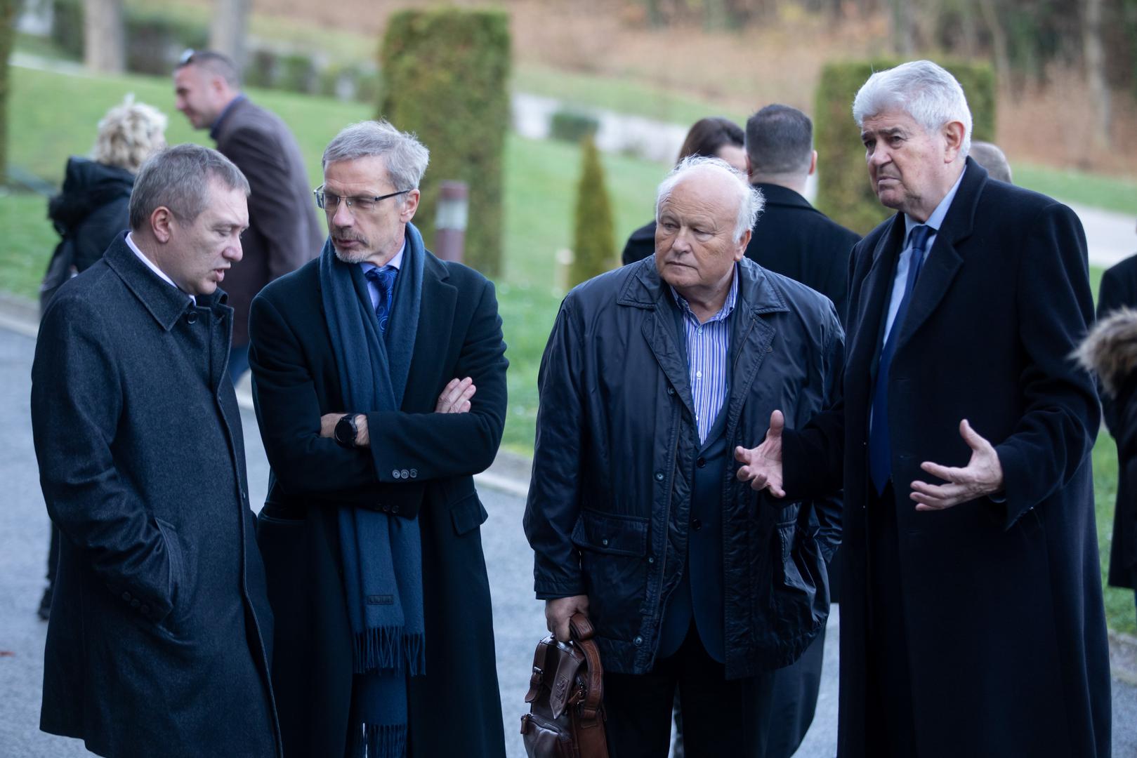 Među onima koji su došli oprostiti se od bivšeg guvernera HNB-a bili su sadašnji i bivši ministri financija Zdravko Marić, Slavko Linić i Mato Crkvenac, aktualni guverner Boris Vujčić, gradonačelnik Milan Bandić, čelnik Janafa Dragan Kovačević...