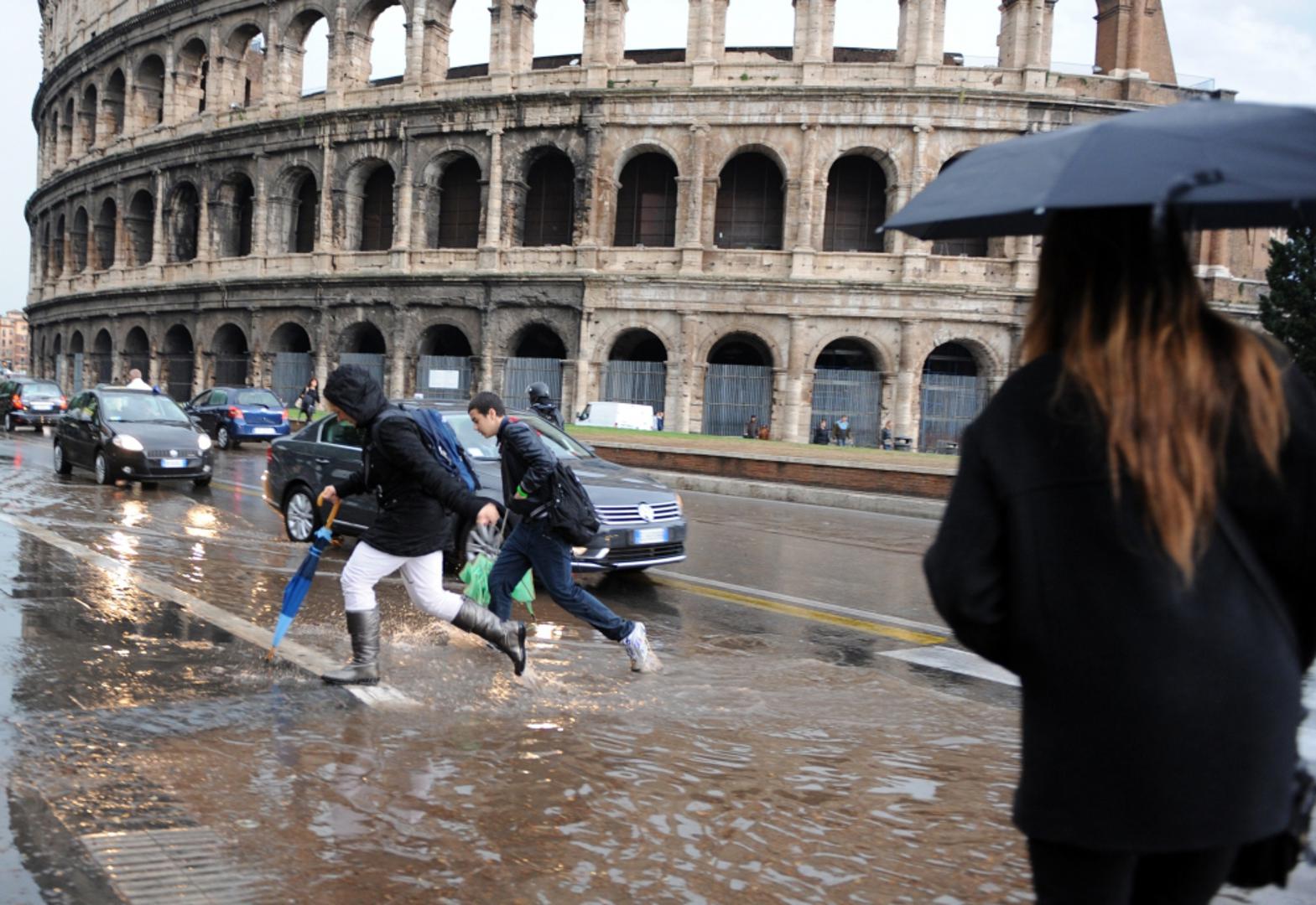 Погода в риме сегодня. Дождь в Италии. Дождь в Риме. Италия осадки. Рим потоп.
