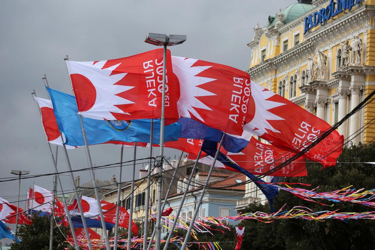 RIjeka: Zastave na jakom vjetru u središtu grada