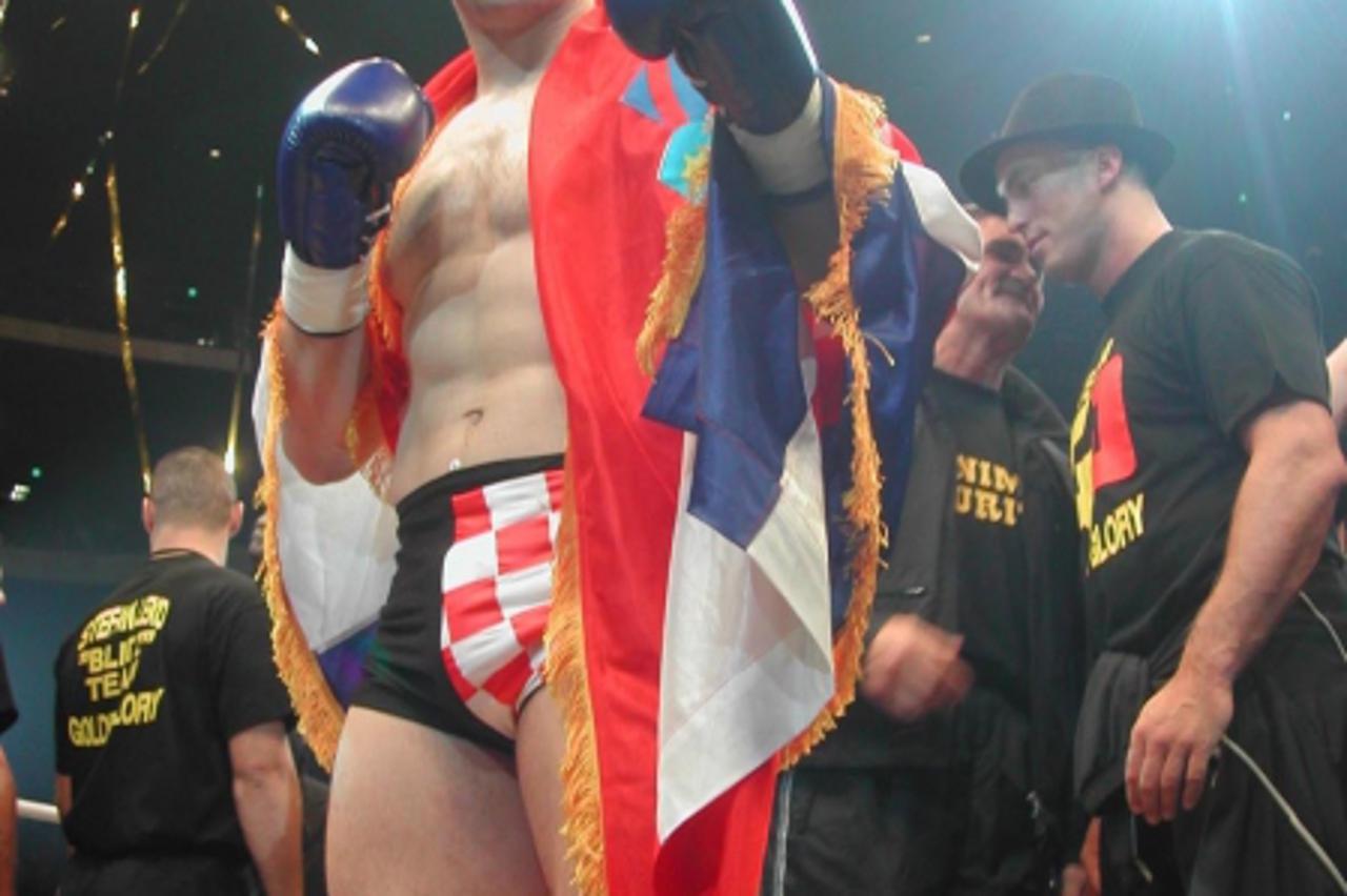 'Sport-Tokio-K-1-300303 Mirko Cro Cop Filipovic slavi pobjedu nad Bobom Sappom Snimio Drazen Brajdic'