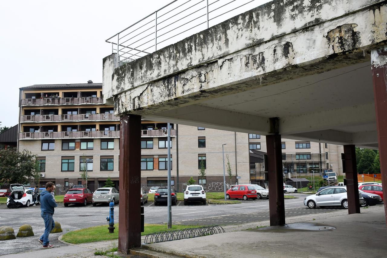 Oštećenja na zgradi bazena SRC Sisak