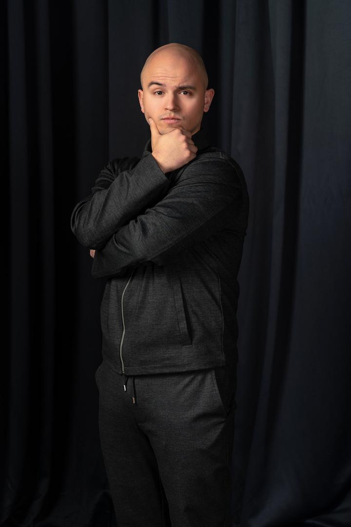 Podsjetimo, Sven Pocrnić je školovani glazbenik, vokalni mentor i pedagog koji je diplomirao komercijalnu modernu glazbu u Dublinu. Publika ga je mogla gledati u velikim kazališnim produkcijama poput rock opere 'Jesus Christ Superstar' i mjuzikla 'Jadnici', a usavršavao se i u Los Angelesu gdje je nastupao s vokalnom skupinom Pentatonix.