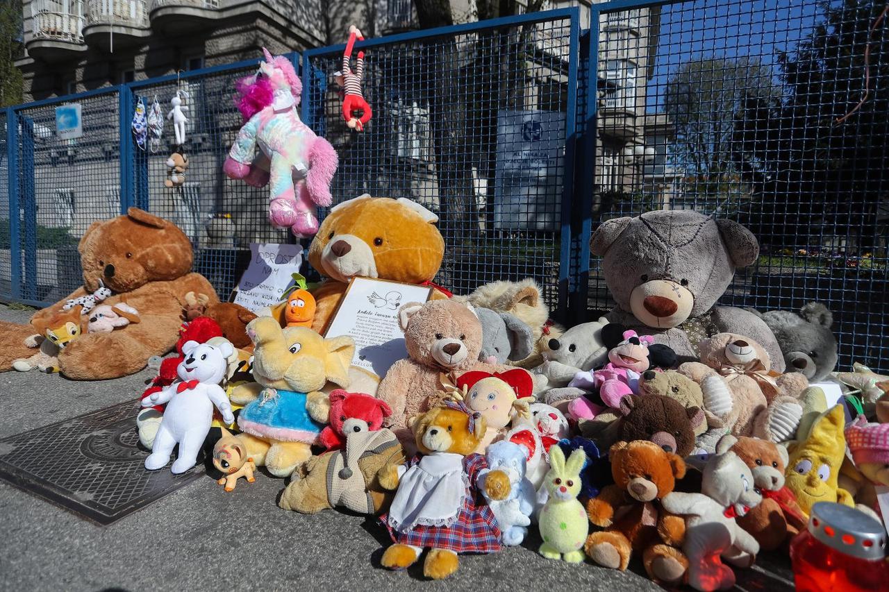 Zagreb: Građani ostavljaju plišane igračke i pale svijeće ispred bolnice za preminulu djevojčicu