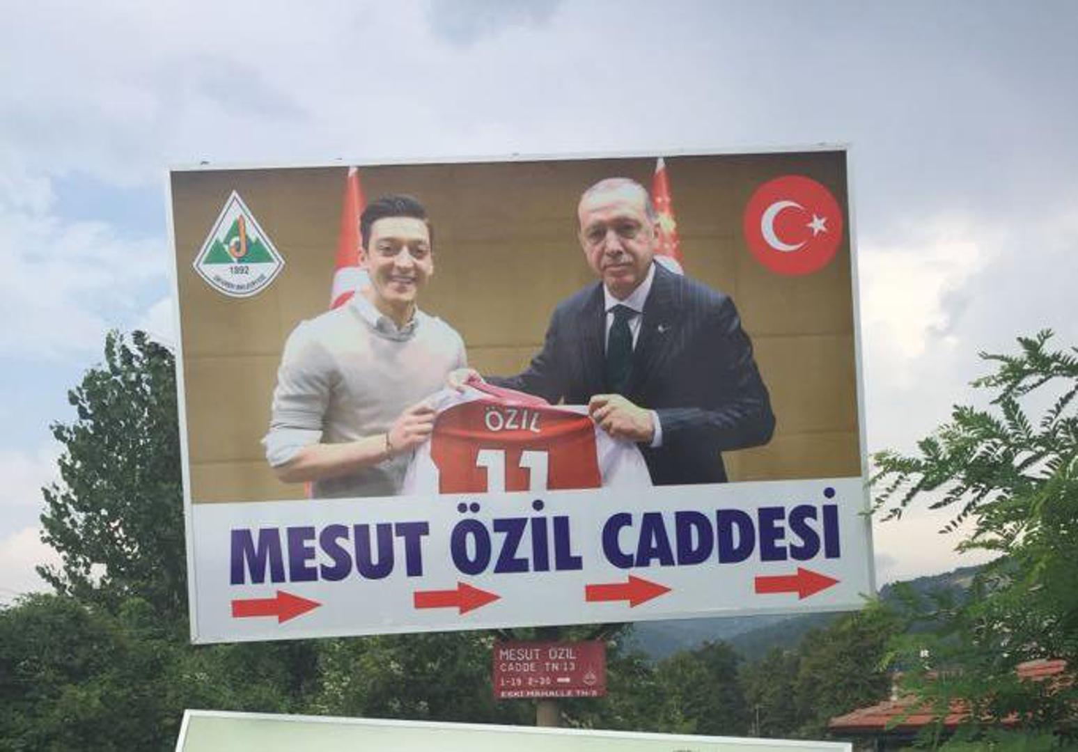 Naime, Özil je od turskog predsjednika zatražio da mu bude kum