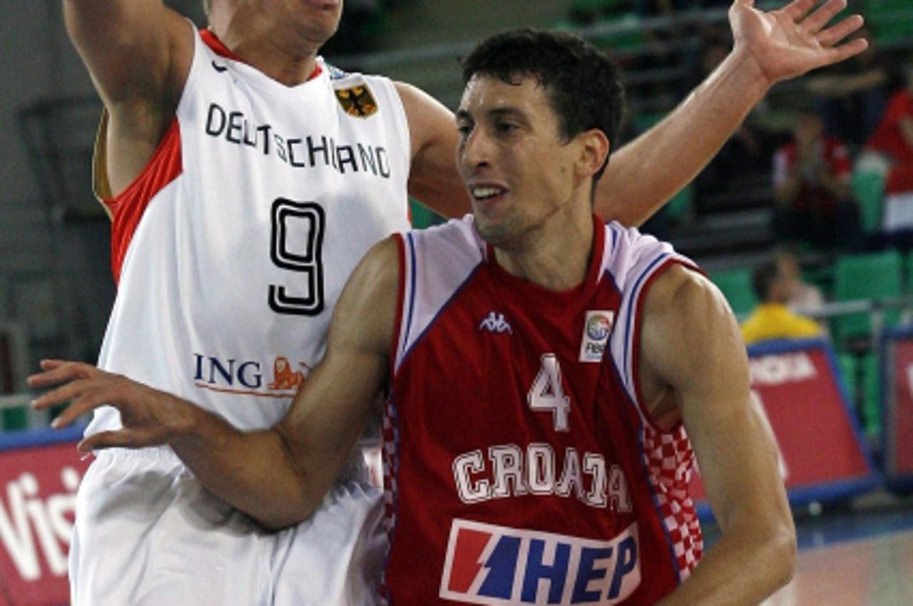 'Roko-Leni Ukic (R) of Croatia is covered by Steffen Hamann of Germany during their FIBA EuroBasket 2009 Qualifying Round Group E basketball game in Bydgoszcz September 15, 2009. REUTERS/Ivan Milutino