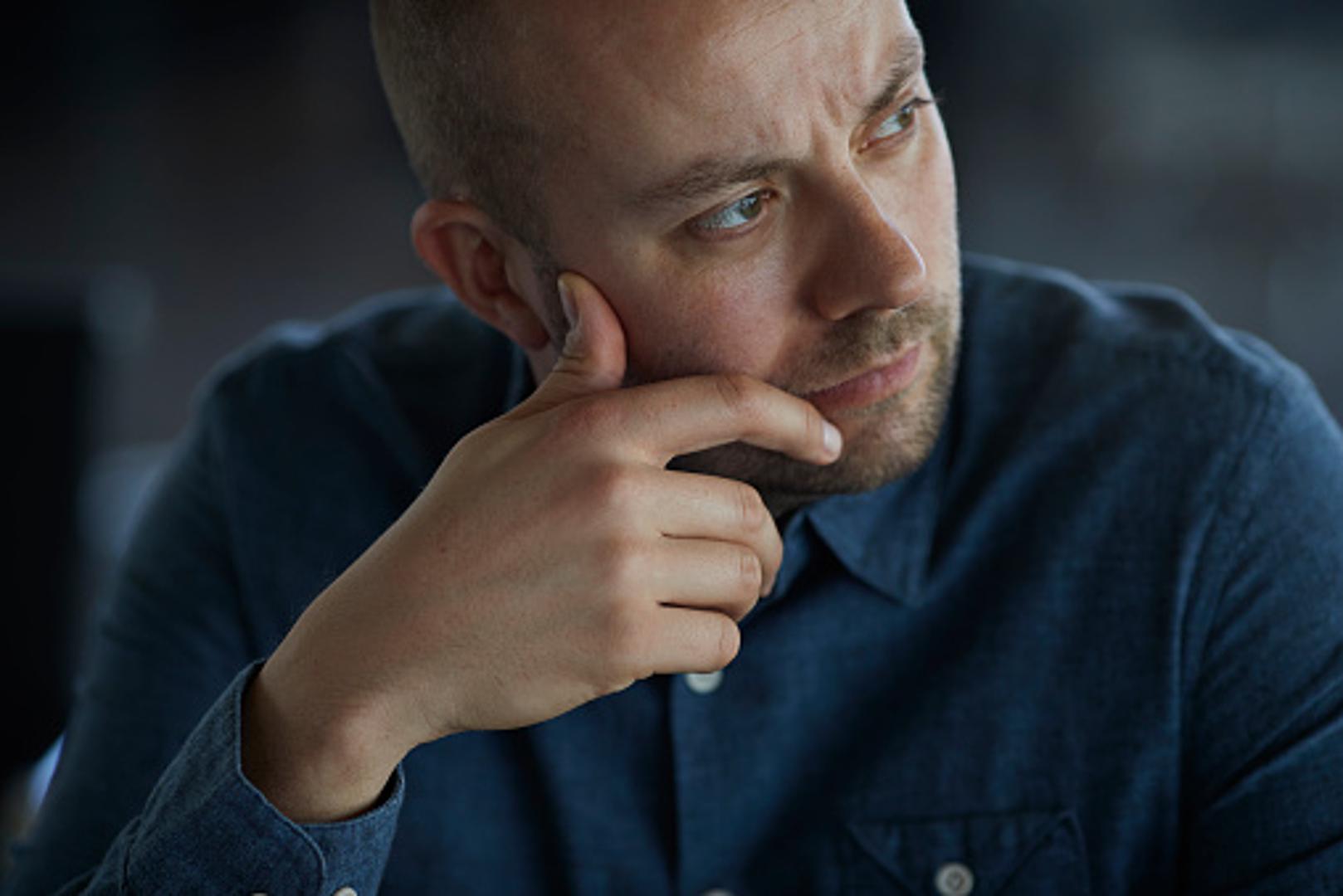 Zjenice oka će se instinktivno suziti ako gledate u nekoga tko vam smeta, a ako gledate u osobu do koje vam je stalo i uživate u njenom društvu, raširit će se. To su reakcije tijela na koje ne možete utjecati, poručuje. 