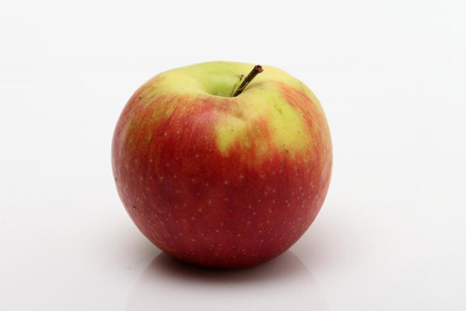 – Imala sam lošu probavu, osjećala se naduto te sam bila sklona debljanju iako sam trenirala i dosta se kretala. No onda sam pročitala kako su jabuke bogate vlaknima i da bi trebali pojesti barem jednu dnevno. Odlučila sam poslušati taj savjet i nakon toga sam se preporodila – priča nam ona. Svaku večer tako bi dok gleda televiziju pojela jednu jabuku i sada se te navike više ne može riješiti.