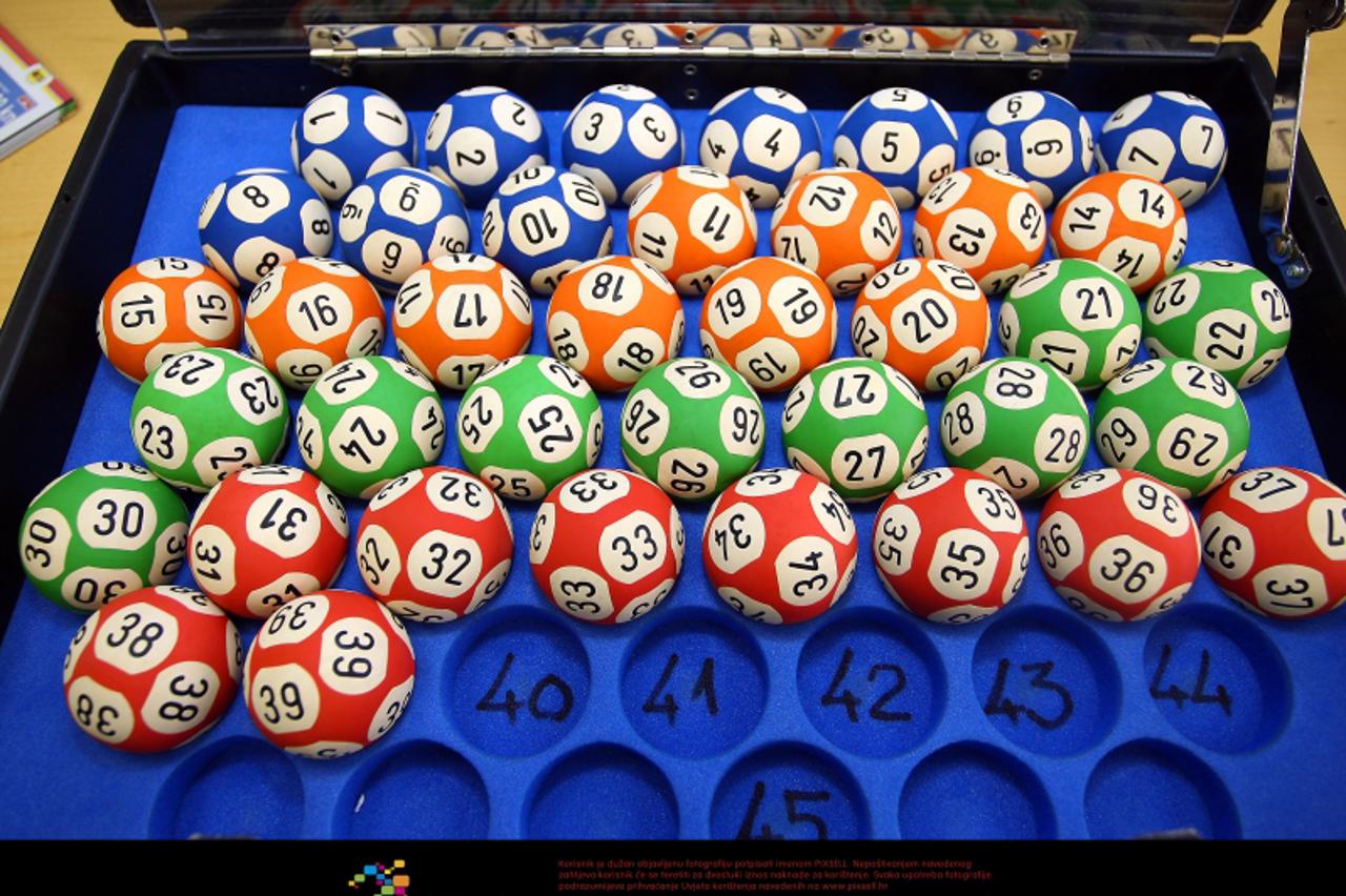 '02.06.2009., Zagreb - Hrvatska lutrija, vaganje kuglica za loto 7/39.  Photo: Dalibor Urukalovic/24sata'