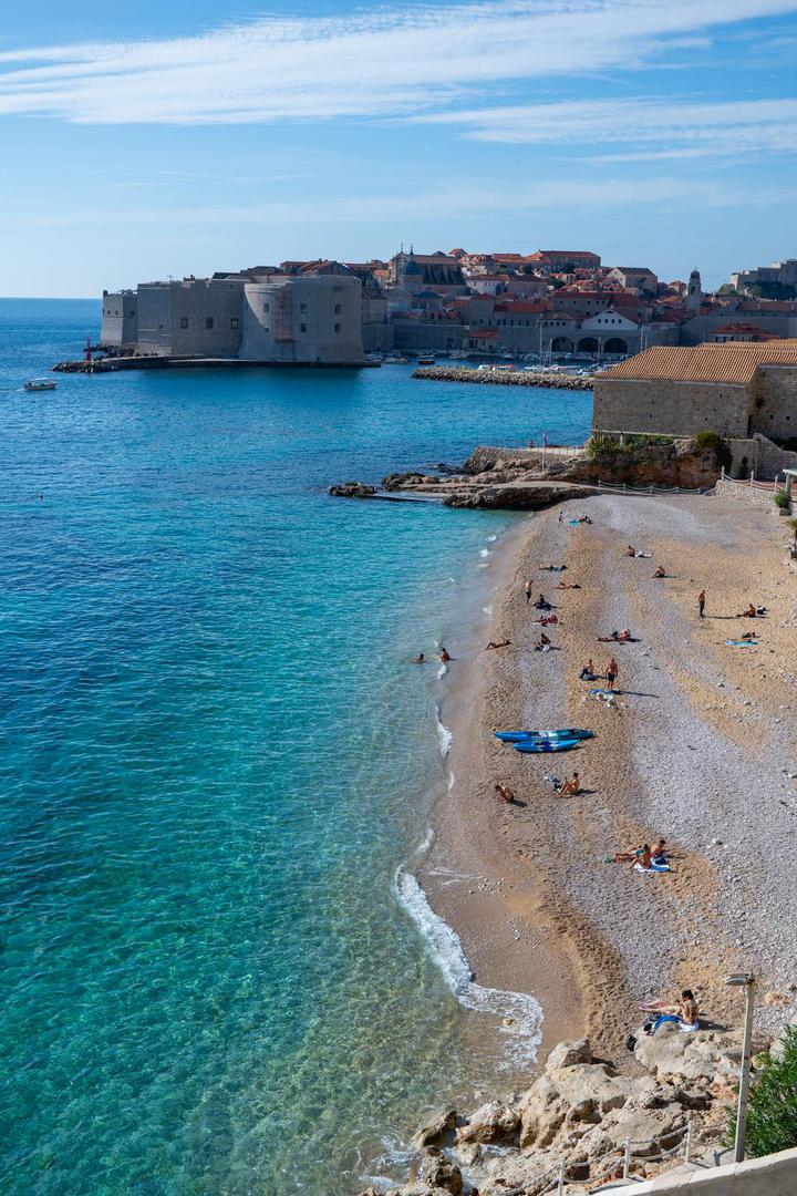 Sutra će u jutarnjim satima biti promjenljivo do pretežno oblačno, s povremenom kišom i izraženijim pljuskovima, a u Gorskom kotaru moguća je i obilnija oborina. Od sredine dana stiže postupno razvedravanje sa zapada, pa će poslijepodne u većem dijelu zemlje biti djelomice sunčano, uz kišu još samo na krajnjem jugu.