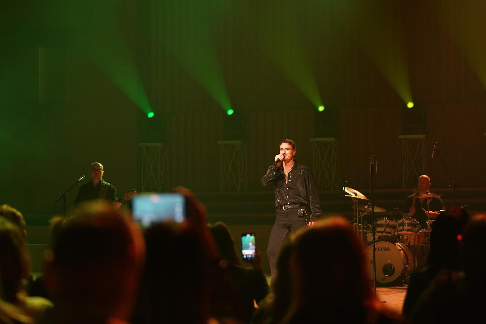 Adi je pred prepunom zagrebačkom dvoranom izveo svoje najveće hitove dok su svi pjevali s njime uglas.