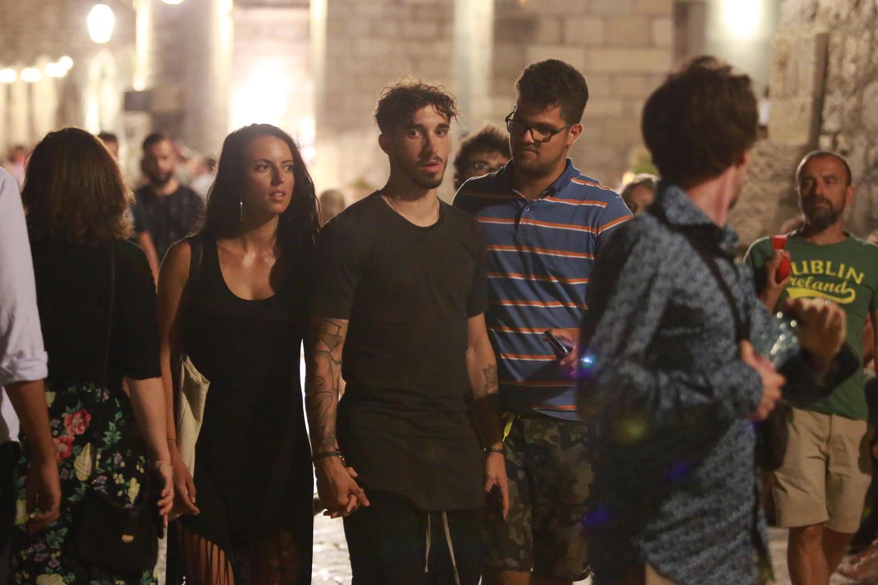 Dubrovnik: Šime Vrsaljko prošetao gradom sa suprugom Mateom i slikao se s obožavateljicama
