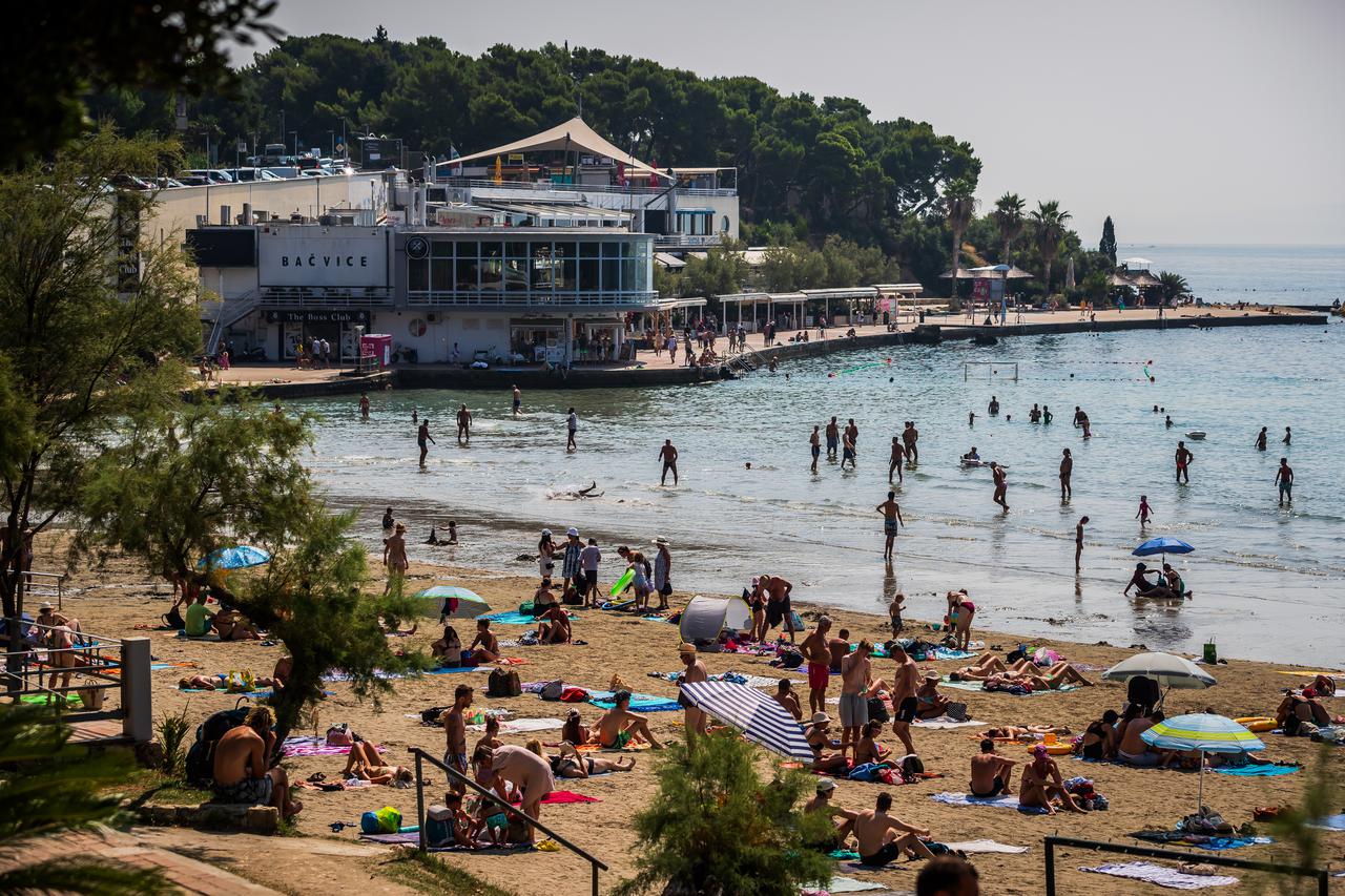 Split: Gužva na plaži Bačvice