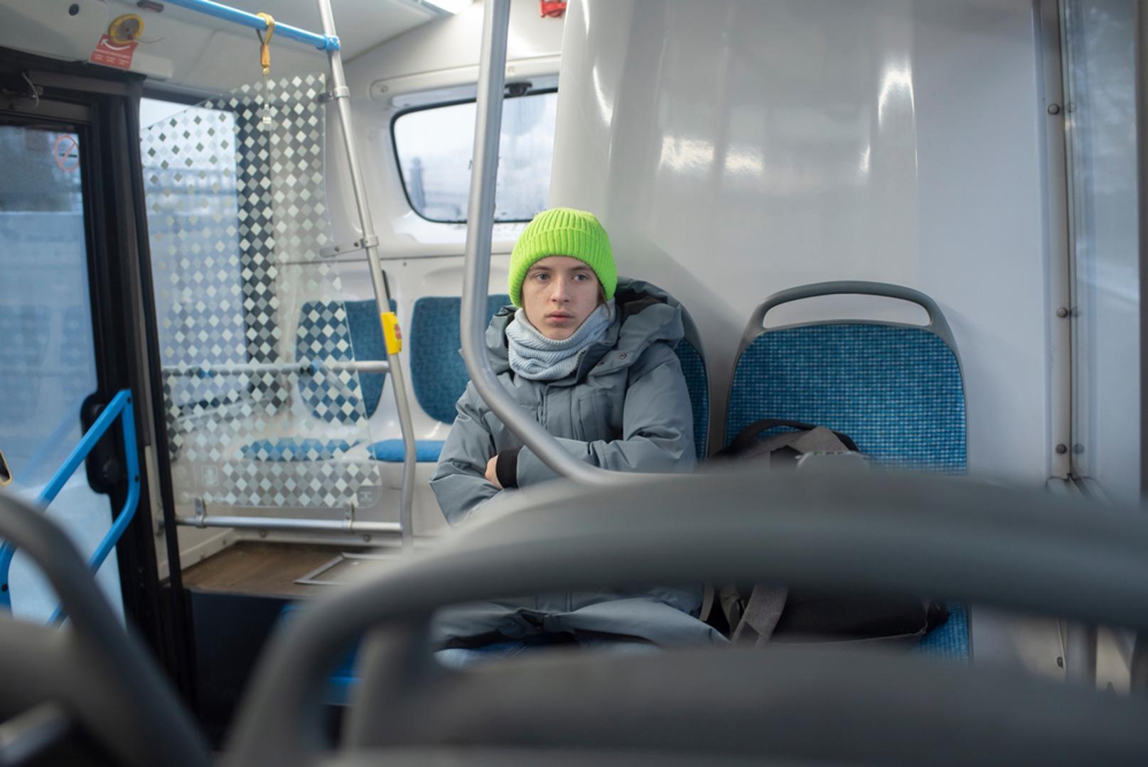 Ako možete, birajte javni prijevoz umjesto automobila: Kad su ceste mokre, skliske i opterećene pojačanim prometom, vožnja automobilom često postaje sporija i stresnija nego inače. Uz obilnu kišu i jak vjetar povećava se mogućnost zastoja, lošije vidljivosti i duljeg traženja parkirnog mjesta, pa javni prijevoz mnogima može biti jednostavnije rješenje. 