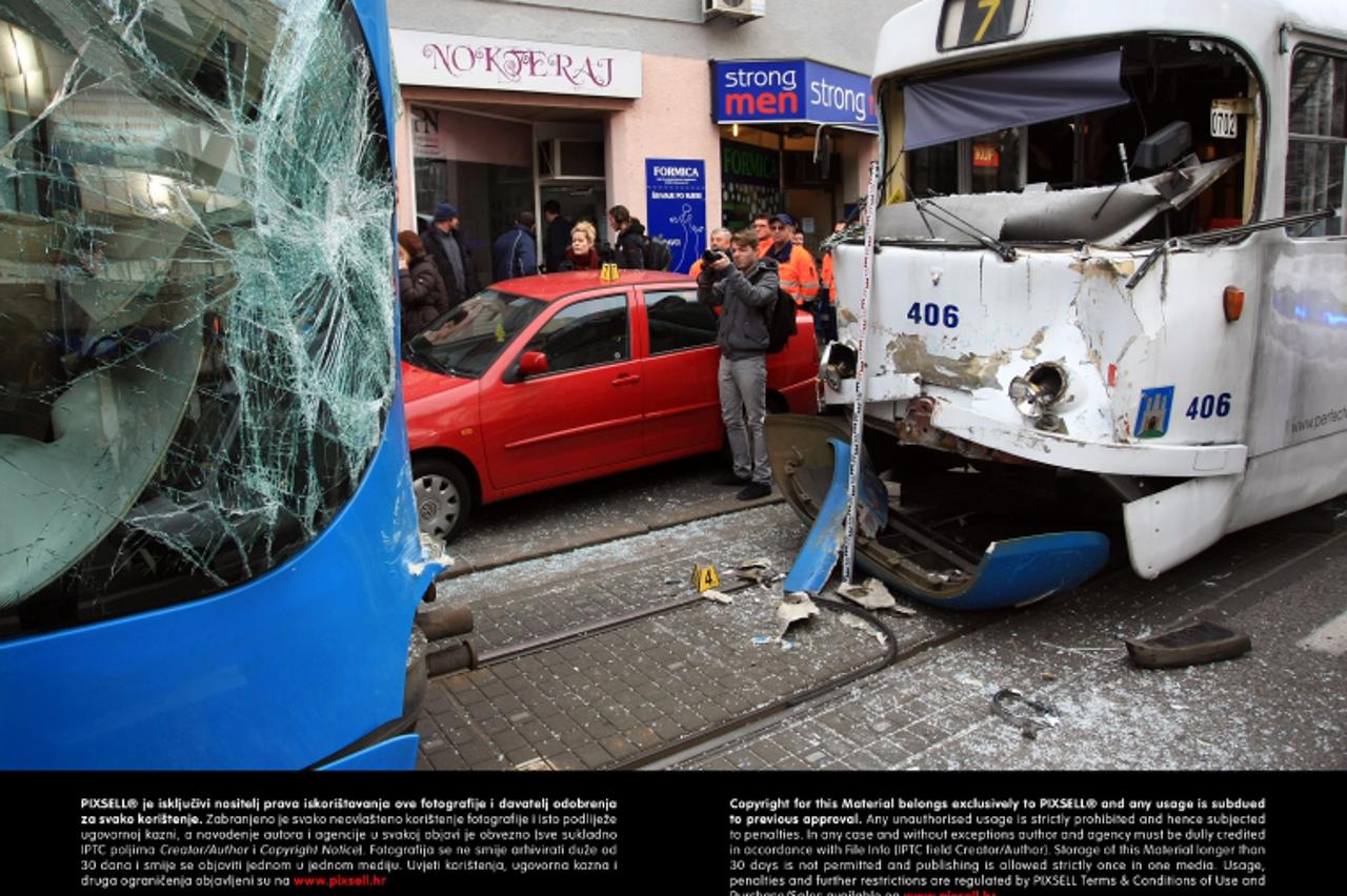 '10.01.2013., Zagreb - Dvadesetak osoba zatrazilo je lijecnicku pomoc nakon sto su se danas oko 11 sati sudarila dva tramvaja. Sudar se dogodio na Maksimirskoj cesti kod broja 82 kod krizanja s Haramb